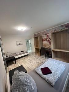 1 dormitorio con cama, escritorio y mesa en Zentral gelegenes Apartment in Mönchengladbach mit W-Lan, en Mönchengladbach