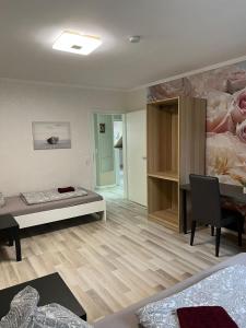 a room with a bed and a table and a desk at Zentral gelegenes Apartment in Mönchengladbach mit W-Lan MG08 in Mönchengladbach