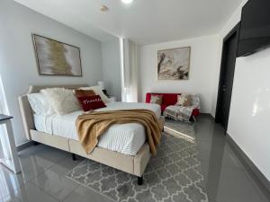 Amplio condominio ejecutivo con hermosa vista客房内的一张或多张床位