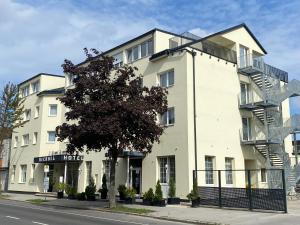 un gran edificio blanco con una escalera de caracol en Hotel Michael, en Gerasdorf bei Wien