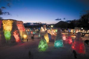 千歳市にある支笏湖温泉　レイクサイドヴィラ翠明閣(大人専用)の夜の公園灯
