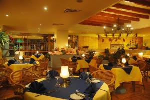 Un restaurante o sitio para comer en Resta Port Said Hotel