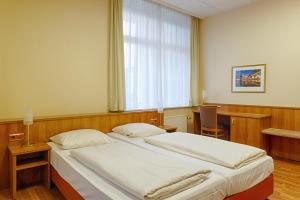 Postel nebo postele na pokoji v ubytování Traveller Hotel