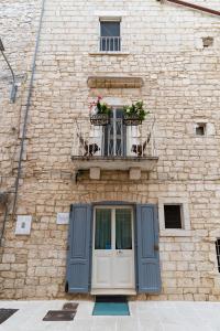 a building with a balcony with flowers on it at B&B La Torretta in Bitritto