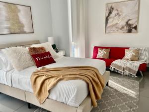 Amplio condominio ejecutivo con hermosa vista客房内的一张或多张床位