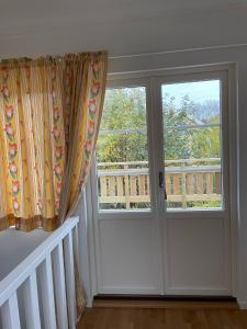 Cette chambre dispose d'une porte, d'une fenêtre et d'un balcon. dans l'établissement The Studio, à Stockholm