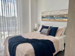 Amplio condominio ejecutivo con hermosa vista客房内的一张或多张床位