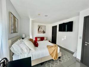 Amplio condominio ejecutivo con hermosa vista客房内的一张或多张床位