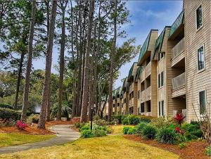 a walkway next to a row of apartment buildings at Bijou De La Beach in Hilton Head Island