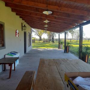 un patio con mesa y techo de madera en CASABLANCA APARTAMENTOS en San Roque