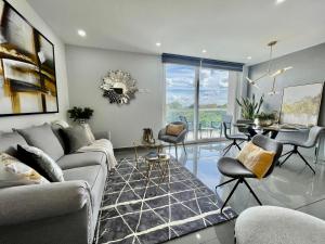 Amplio condominio ejecutivo con hermosa vista的休息区