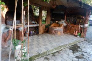 ein Außenbereich eines Hauses mit Steinboden in der Unterkunft Rezo's Ranch in Samtredia