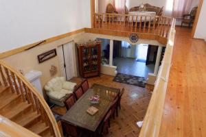 Draufsicht auf ein Wohnzimmer mit Tisch und Stühlen in der Unterkunft Rezo's Ranch in Samtredia + 67 Fotos