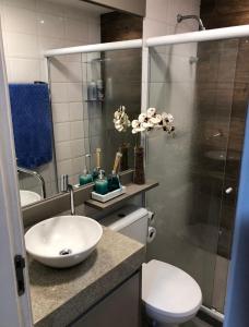 y baño con lavabo, aseo y espejo. en Casa Mag :), en Río de Janeiro