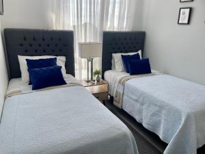 Amplio condominio ejecutivo con hermosa vista客房内的一张或多张床位