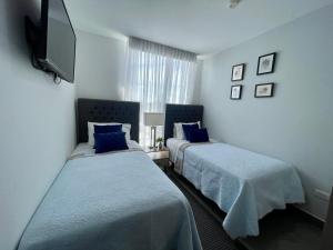 Amplio condominio ejecutivo con hermosa vista客房内的一张或多张床位