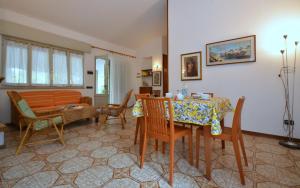 ein Wohnzimmer mit einem Tisch und Stühlen in der Unterkunft Villa Stefania in Lignano Sabbiadoro