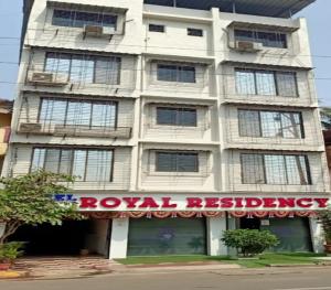 un edificio con un cartel de residencia real delante de él en Hotel Royal Residency en Navi Mumbai