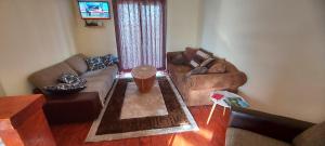 ein Wohnzimmer mit 2 Sofas und einem TV in der Unterkunft Gajica konak-Orasac in Aranđelovac