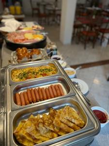 ein Buffet mit Hot Dogs und anderen Speisen in der Unterkunft Hotel Garni Expo in Banská Bystrica