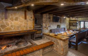 uma cozinha com uma mesa e um forno em Antini dvori em Imotski
