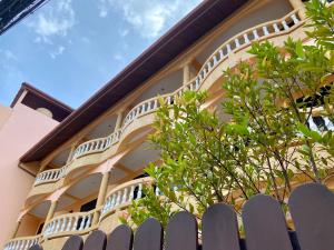 Baan Sudarat Hotel في شاطيء باتونغ: مبنى امامه سياج