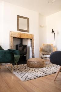 sala de estar con 2 sillas y chimenea en Charming 2BD Cottage wIth beautiful views nr Bath en Batheaston