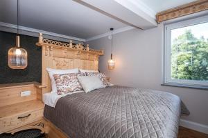Un dormitorio con una cama grande y una ventana. en Willa Monte, en Zakopane