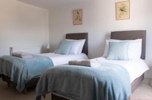 zwei Betten nebeneinander in einem Zimmer in der Unterkunft Charming 2BD Cottage wIth beautiful views nr Bath in Batheaston