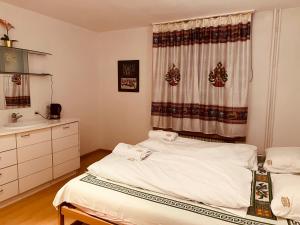 um quarto com uma cama, um lavatório e uma janela em Swiss Dewa em Lucerna