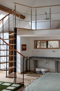 Habitación con escalera, lavabo y cama en La ferme de Basseilles, en Mozet 