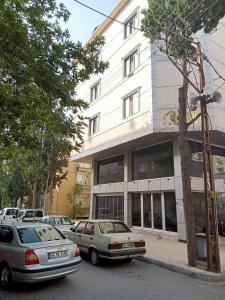 two cars parked in front of a building at NAPOLİ REZiDANCE in Kahramanmaraş