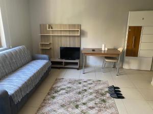 een woonkamer met een bank en een tafel bij NAPOLİ REZiDANCE in Kahramanmaras