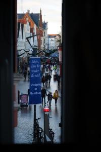 una calle de la ciudad con gente caminando por la calle en Ferienwohnung STADTBLICK, en Flensburg