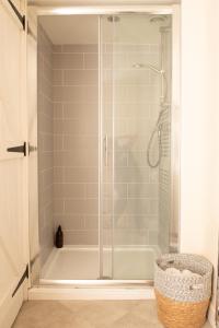 baño con ducha y puerta de cristal en Charming 2BD Cottage wIth beautiful views nr Bath en Batheaston