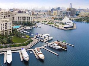 un groupe de bateaux amarrés dans un port d'une ville dans l'établissement Kingsgate Canal Hotel by Millennium, à Dubaï