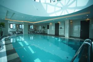 Peldbaseins naktsmītnē C - Hotel and Suites Doha vai tās tuvumā
