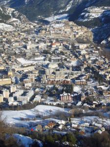 una vista aérea de una ciudad cubierta de nieve en Appartement T4 cosy et familial en bord de pistes, en Puy-Saint-Pierre