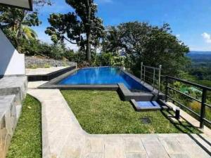 Terrace Cinnamon View في راتنابورا: مسبح في الحديقة الخلفية للمنزل