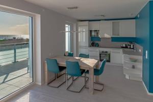 Η κουζίνα ή μικρή κουζίνα στο 5 Sterne Penthouse DeichSuite