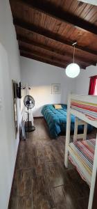 1 dormitorio con cama y techo de madera en Las Gardenias en Mar del Plata