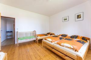 Postel nebo postele na pokoji v ubytování Chalupa u Šrámků - rodinné ubytování v Moravském krasu