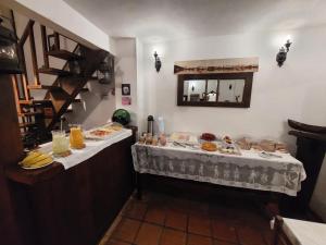 Habitación con mesa con comida y espejo. en Pousada Villa de Cananea, en Cananéia