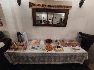 uma mesa com muitos tipos diferentes de alimentos sobre ele em Pousada Villa de Cananea em Cananeia