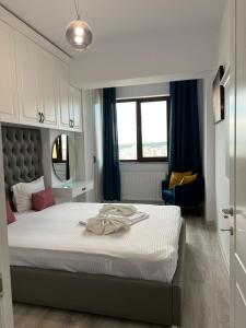 sypialnia z dużym białym łóżkiem z lustrem w obiekcie GLAM Apartments Palas Mall Center Area w Jassach