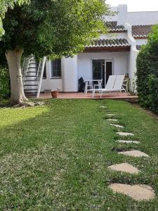 Villa Blanca situated in a Luxurious Spa Resort في خافيا: حديقة لها مسار حجري أمام المنزل