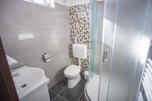 Koupelna v ubytování Mona Apartman