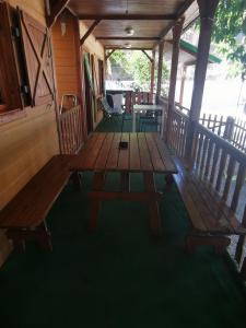 Stolný tenis v ubytovaní Bungalow con piscina cerca de la playa de Torre del Mar Ideal familias alebo v jeho okolí