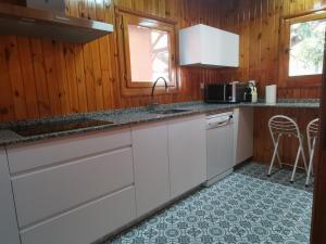 Kuchyňa alebo kuchynka v ubytovaní Bungalow con piscina cerca de la playa de Torre del Mar Ideal familias