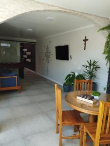Uma TV ou centro de entretenimento em Hope Pousada